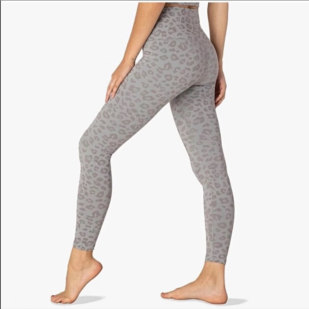 Beyond Yoga. Medium. Mist granite leopard.